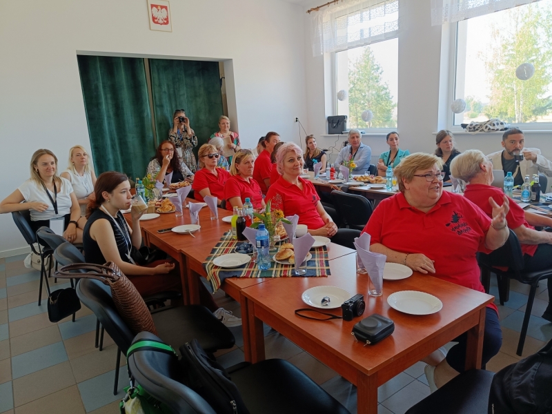 Projekta INSPIRE partneri pie sarunu galdiem Polijas ciematā