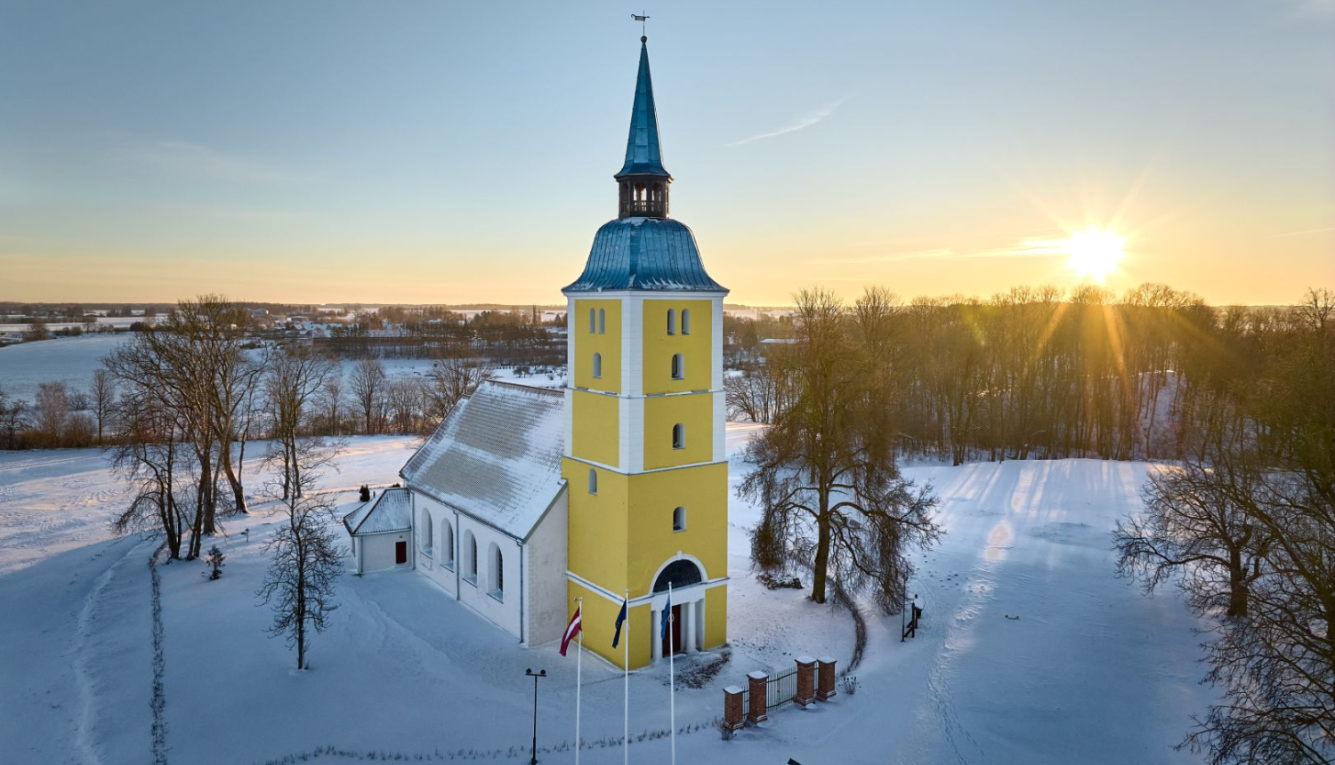 Kultūtelpa Mežotnes baznīca ziemā